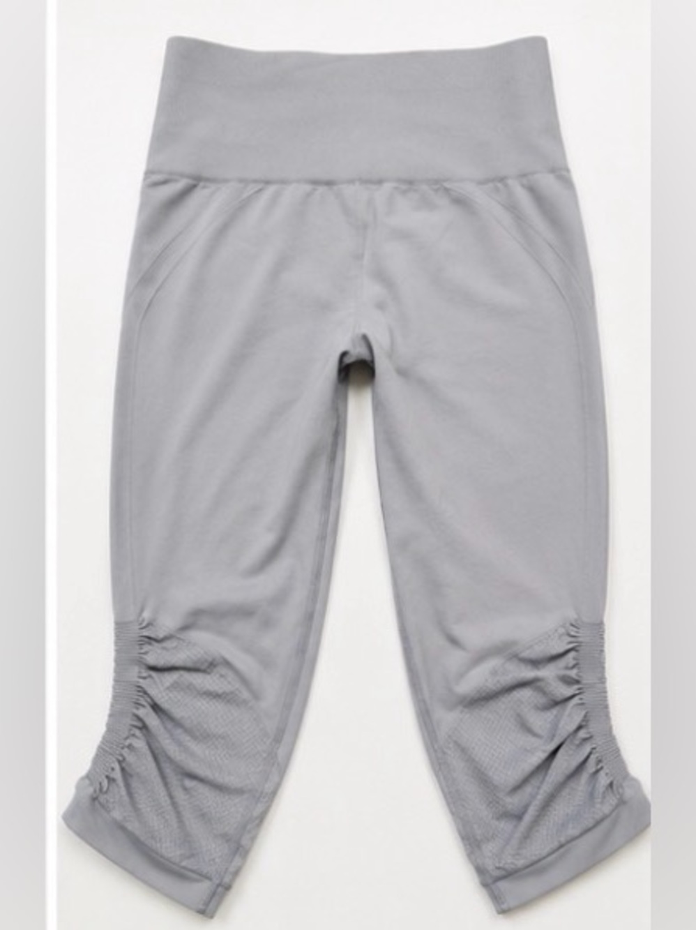 [Lululemon] Awakening Crop Taryn Toomey Collection – Ice Grey – Size 6